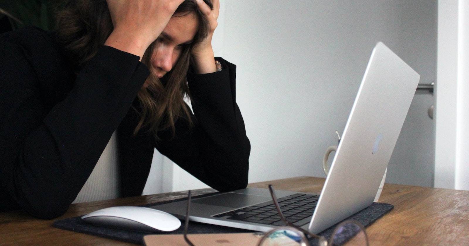 Разочарованная женщина смотрит на ноутбук в недоумении