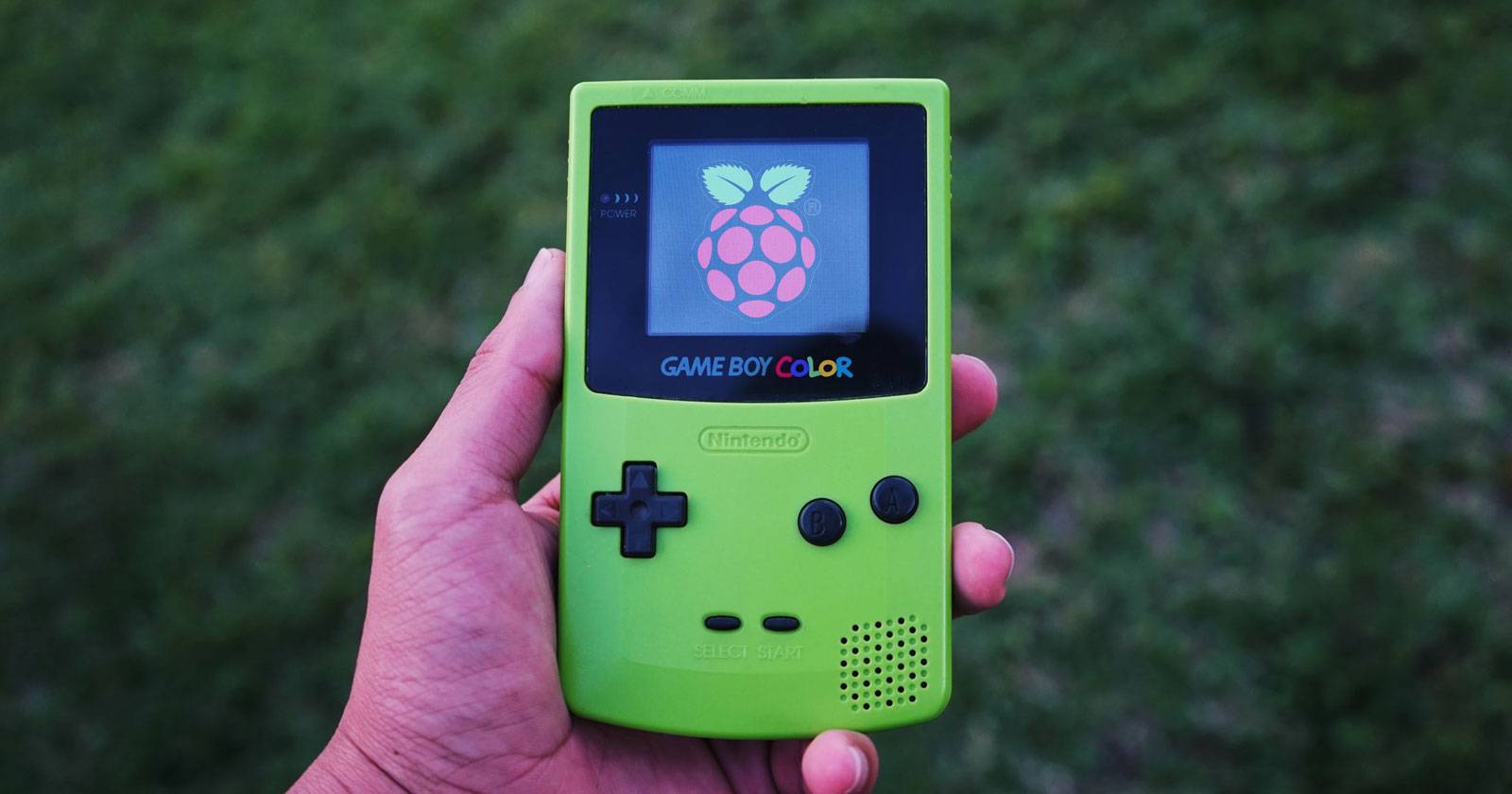 Ручная приставка Game Boy на базе Raspberry Pi, вид спереди