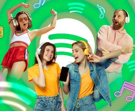 Радостные люди слушают музыку, в центре логотип Spotify и музыкальные ноты.