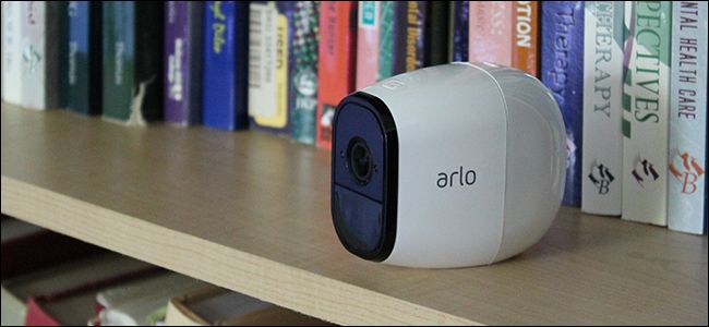 Arlo в типичном месте установки: камера на стене, направленная вниз под небольшим углом