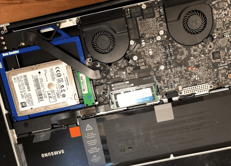 Ряд MacBook и iMac на столе