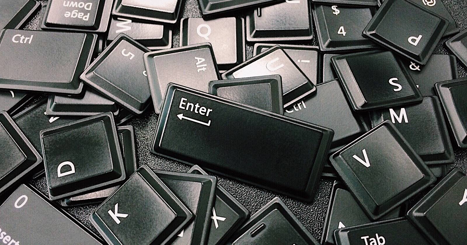 Небольшая стопка клавиш клавиатуры