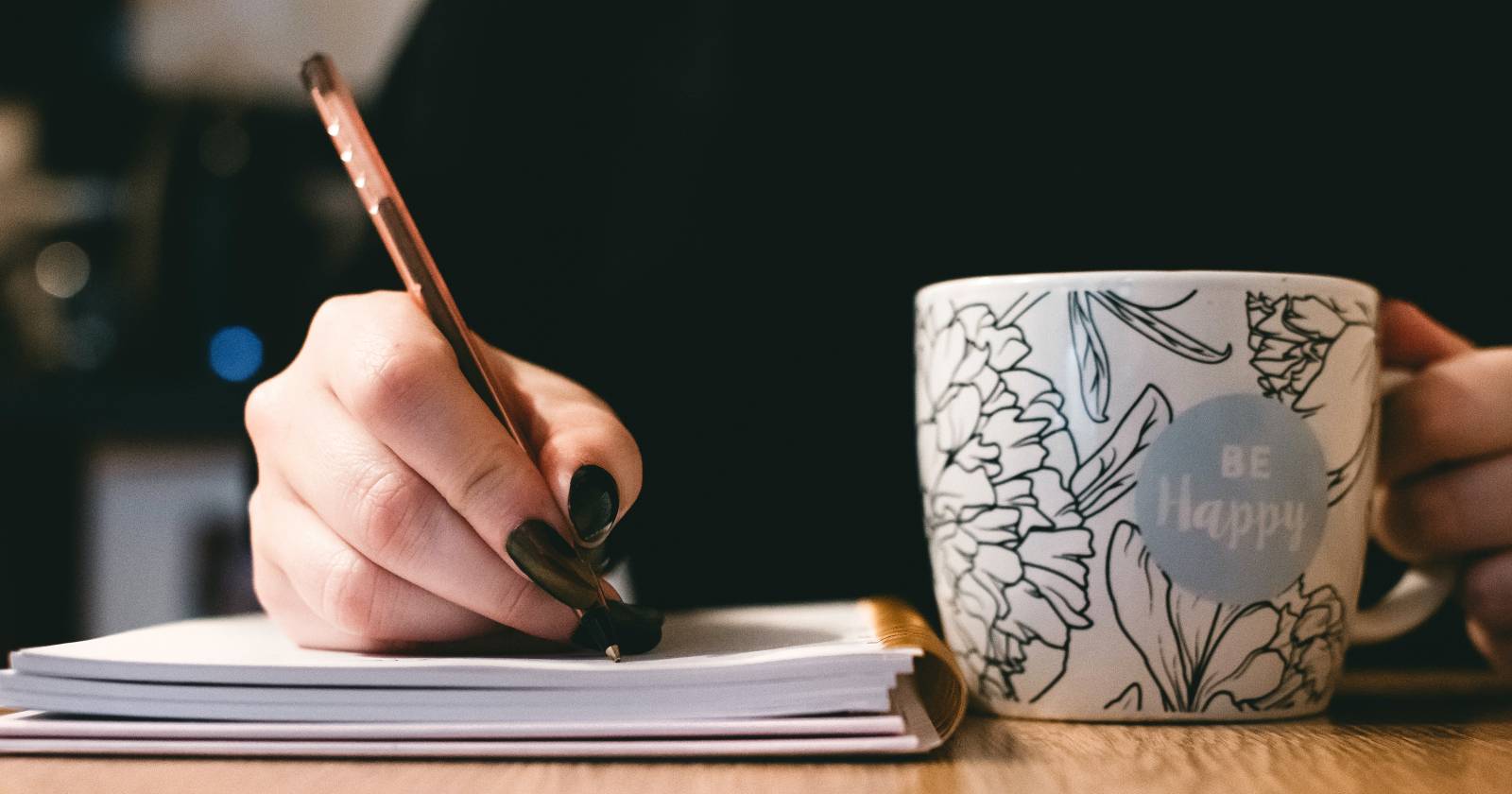 Человек пишет письмо