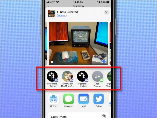 Пример подсказок контактов Siri в листе «Поделиться» на iPhone.
