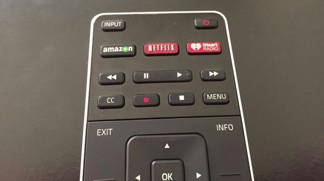 Кнопки Play и Pause на пульте телевизора крупным планом