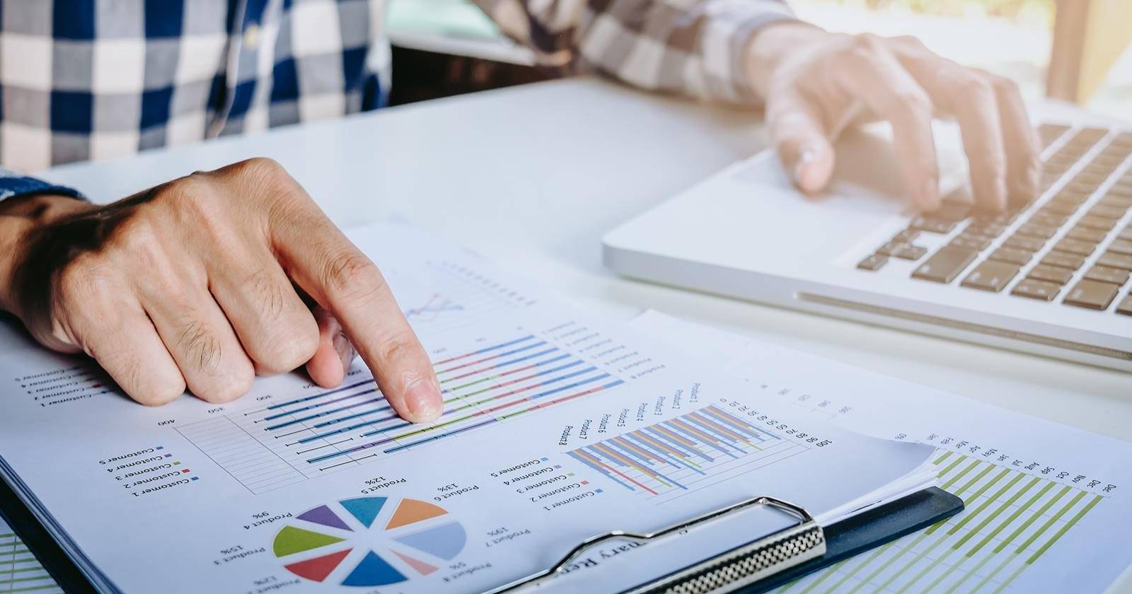 Иллюстрация использования Numbers на нескольких устройствах Apple