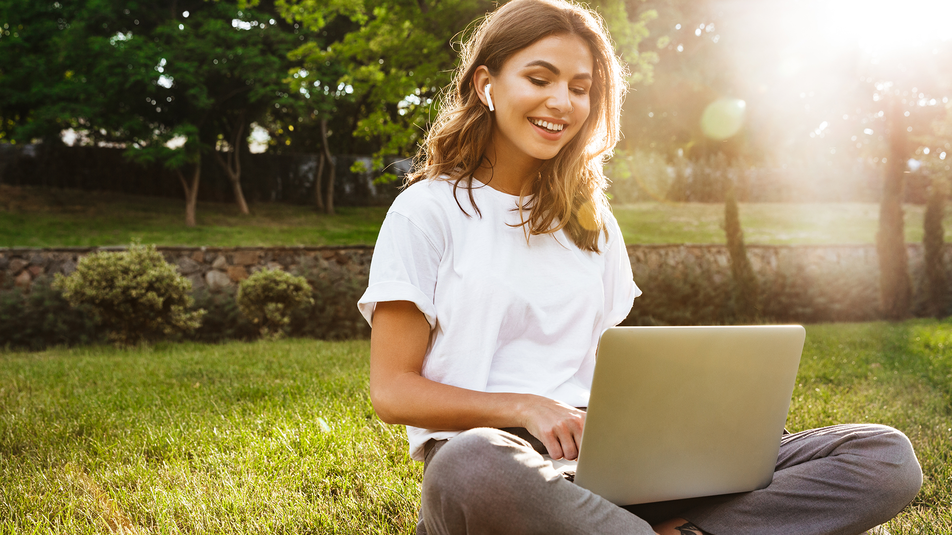 Девушка на улице слушает музыку в наушниках