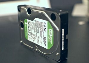 3.5-дюймовый жёсткий диск в руке