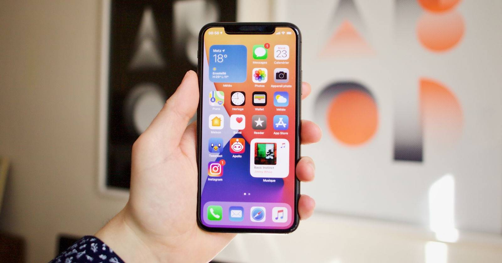 Мужчина держит iPhone в руке