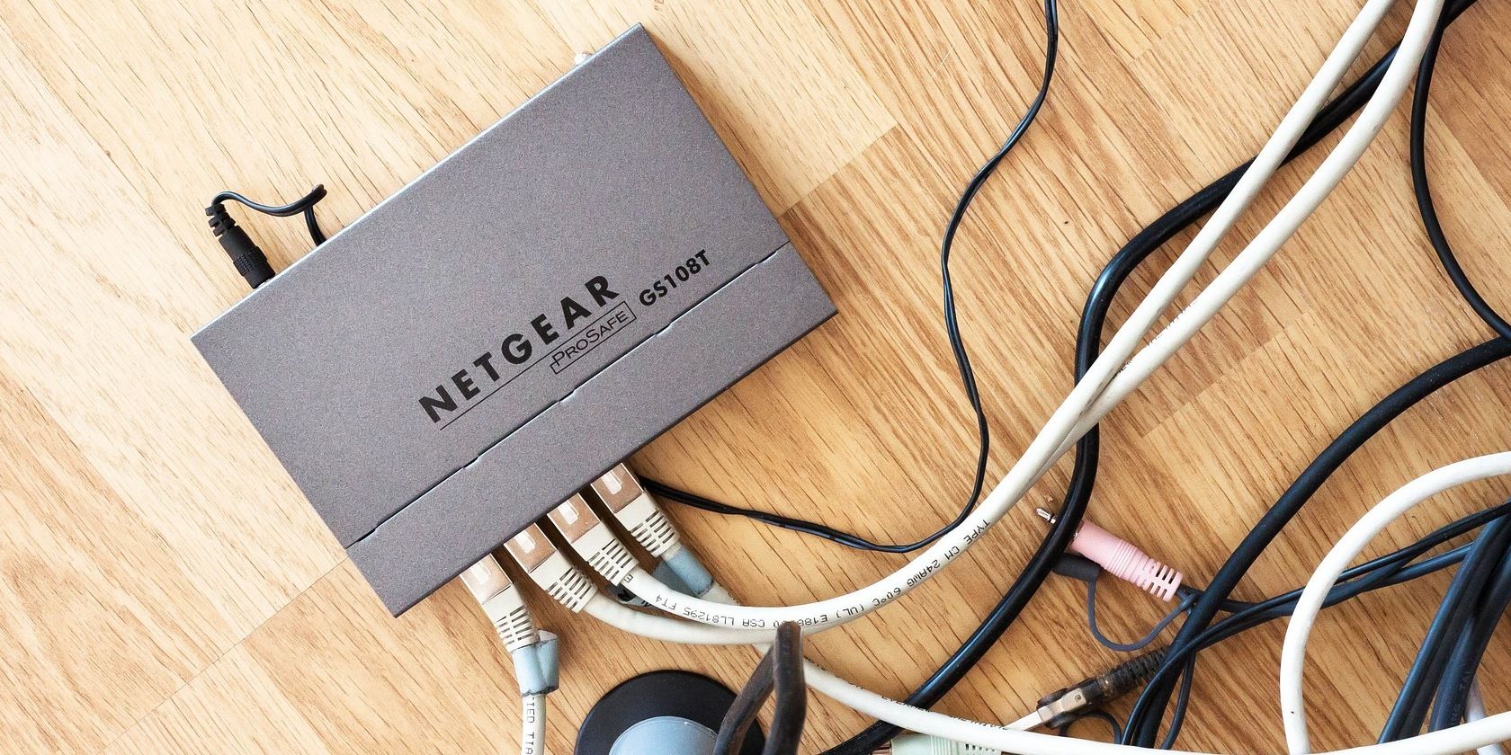 маршрутизатор на столе с подключёнными кабелями