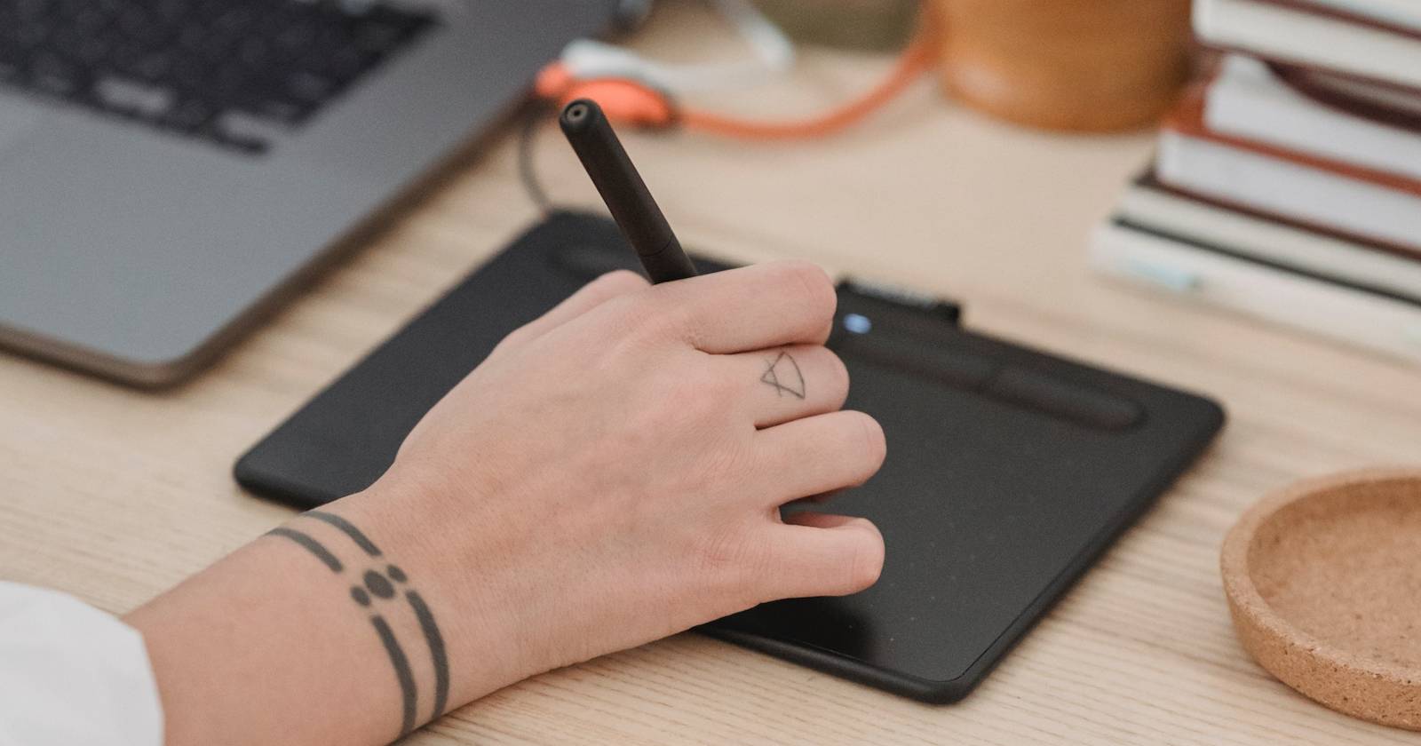 Женщина работает на графическом планшете