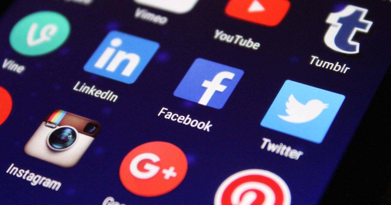 Пользователь проверяет статистику использования приложений на смартфоне