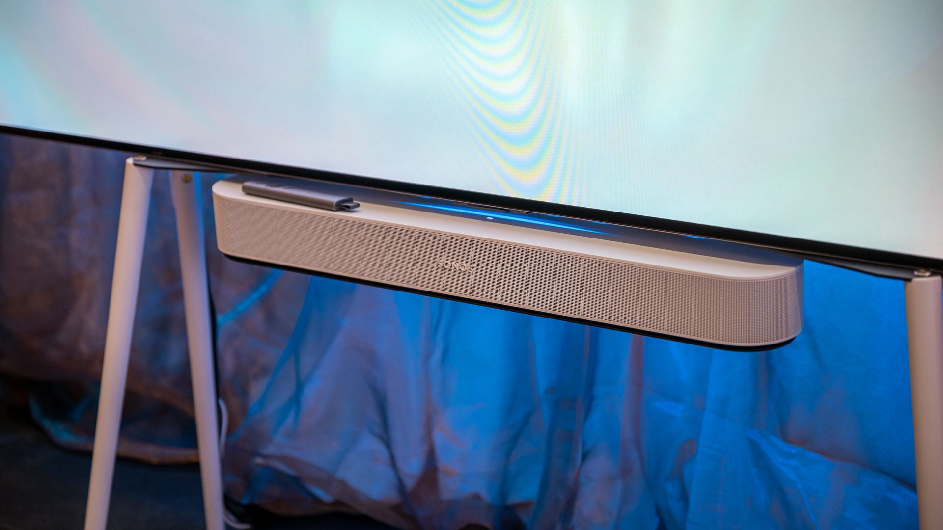Белый Sonos Beam (Gen 2) под телевизором