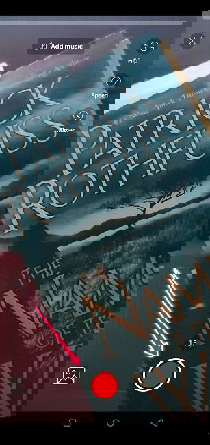 Кнопка записи красного цвета для создания Short