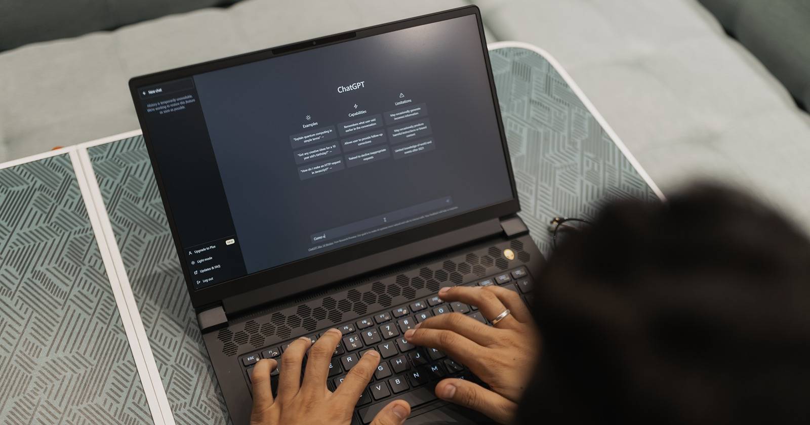 Человек у домашней страницы ChatGPT, интерфейс в фоне