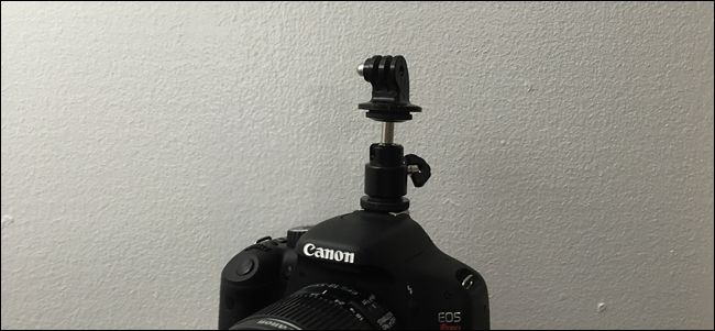 Закрученный адаптер кронштейна GoPro, показано направление