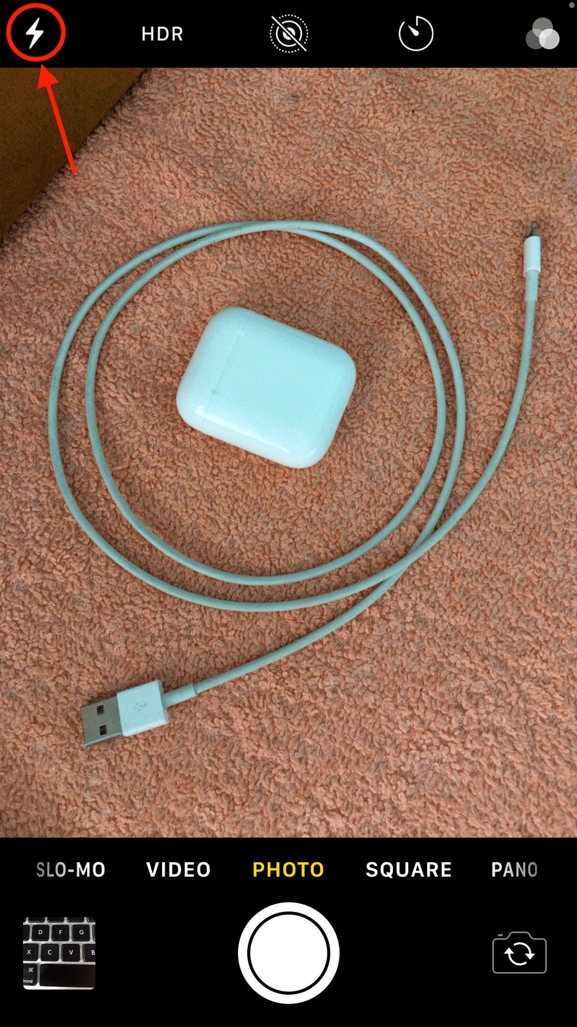 Нажмите значок вспышки на старых iPhone в верхнем левом углу экрана Камеры