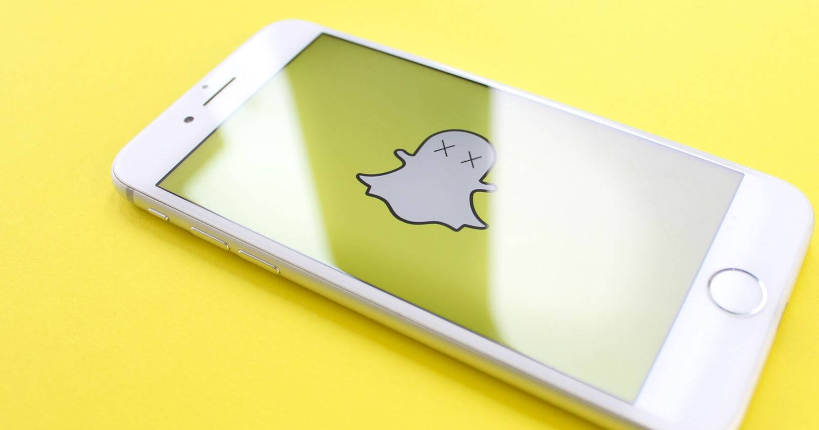 Изображение: логотип Snapchat на фоне экрана ошибки сервиса