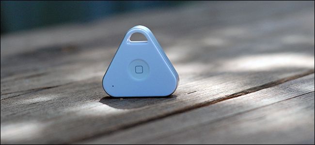 iHere3 с крупной центральной кнопкой в руке на фоне городской улицы