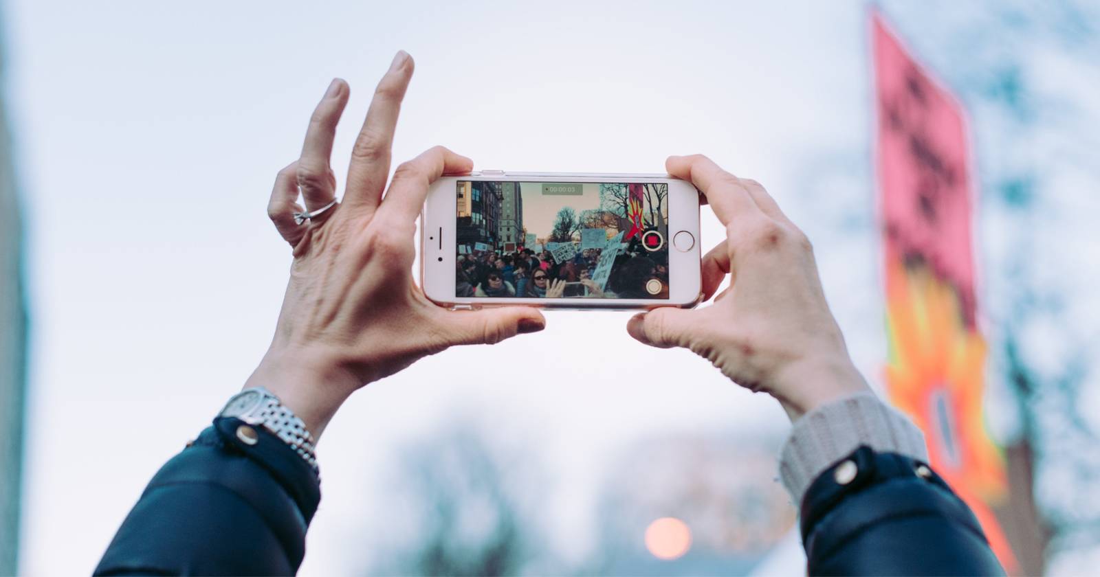 Руки записывают видео на iPhone в режиме замедленной съёмки