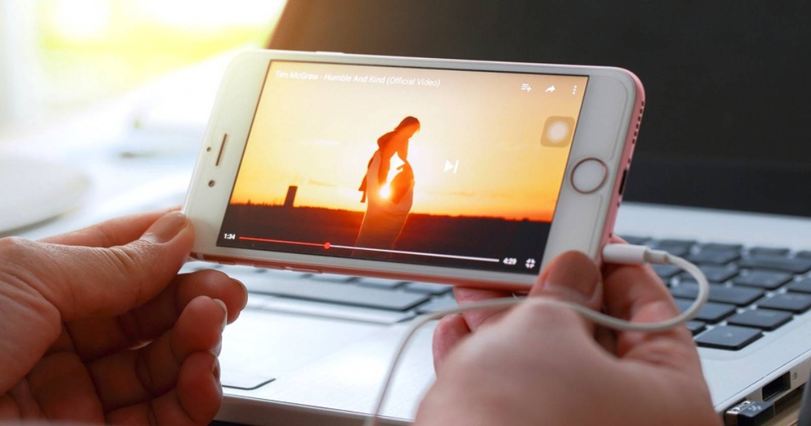 человек смотрит видео YouTube на смартфоне