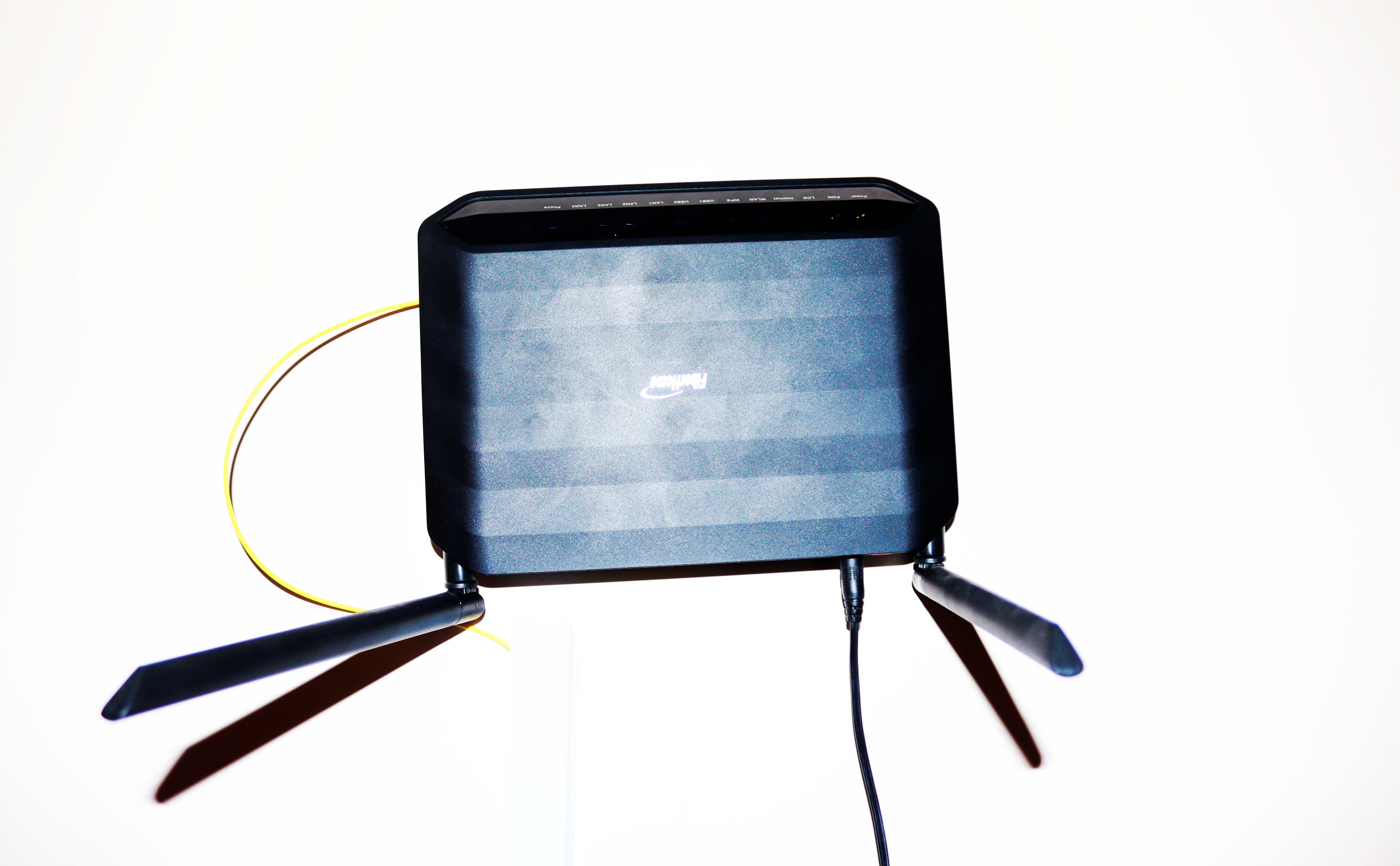 Чёрный роутер на белом фоне