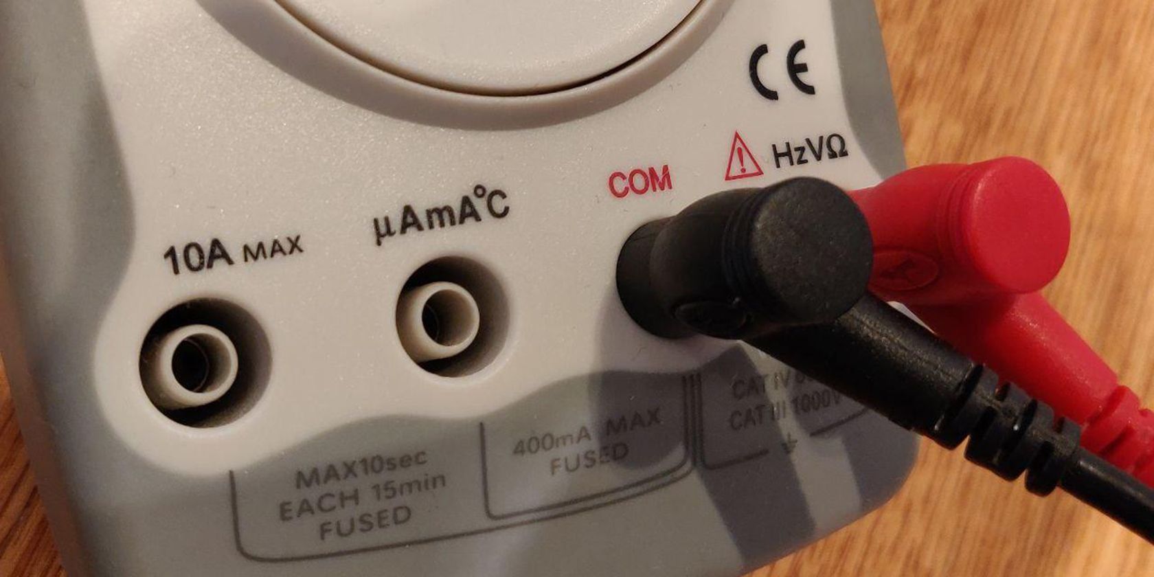 Типичный мультиметр с портами для щупов