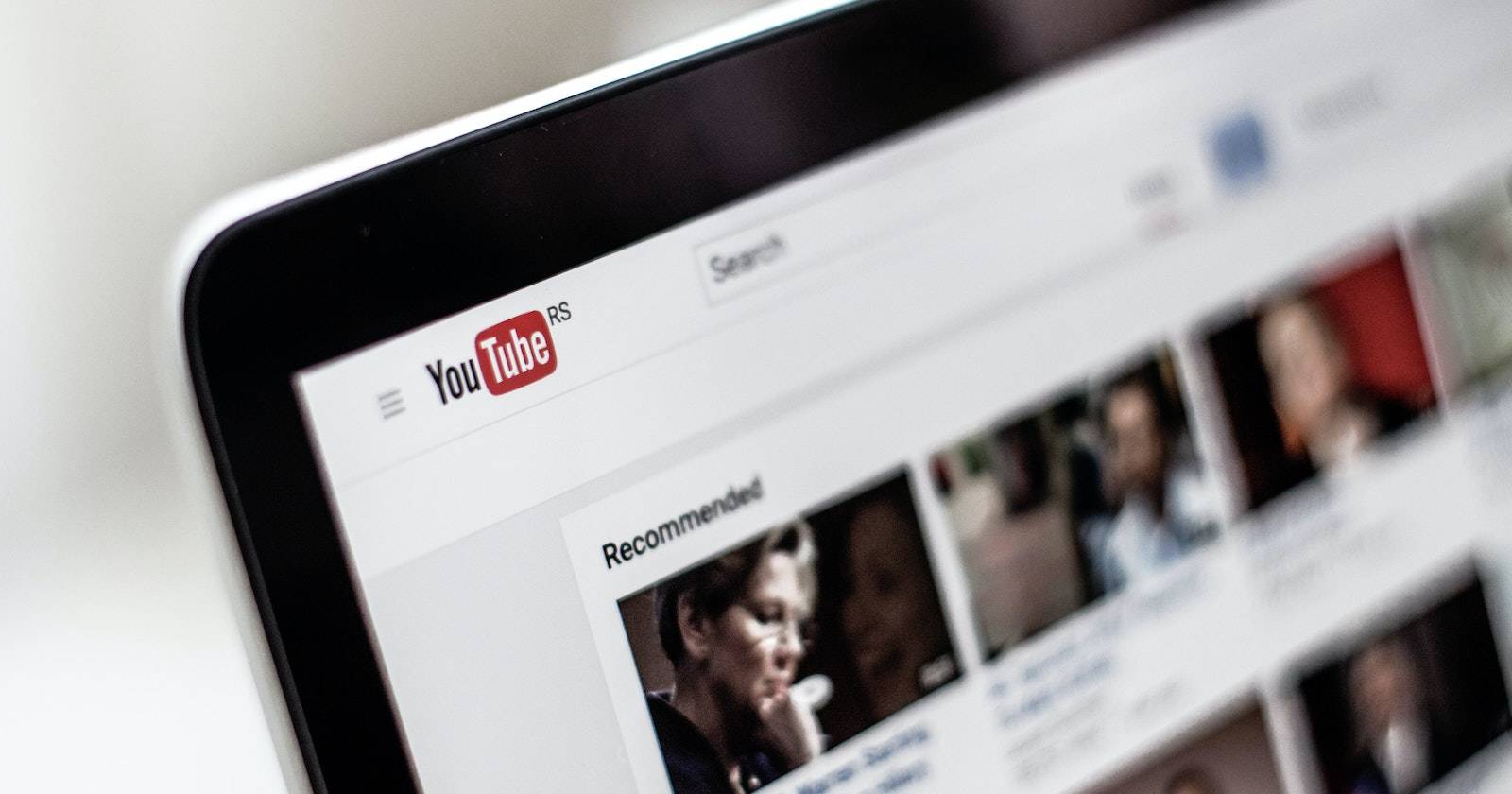 Фотография экрана ноутбука с открытым видеоплеером YouTube