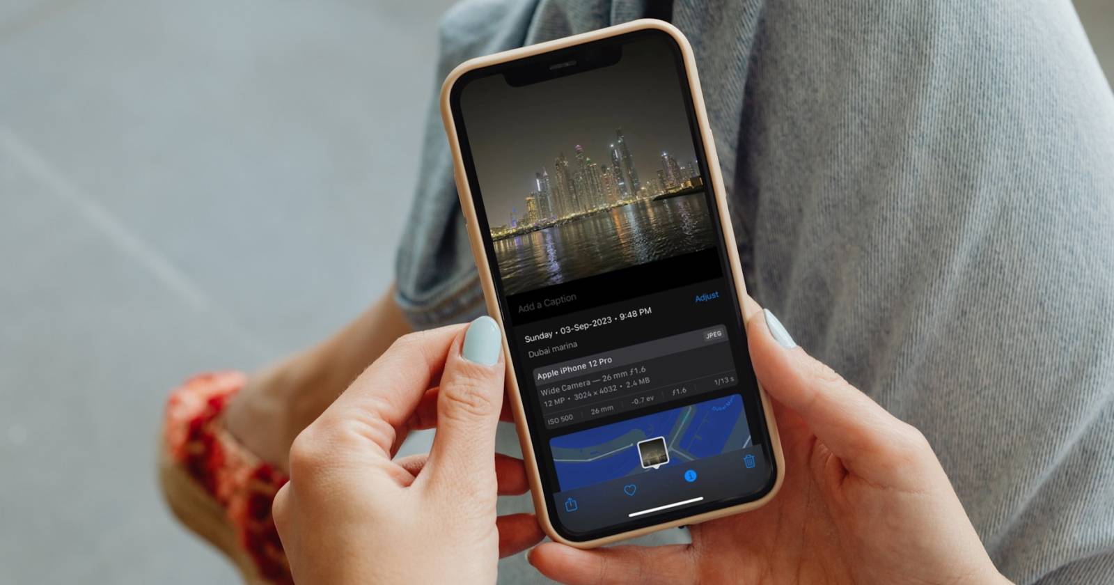 человек просматривает информацию о фото на iPhone