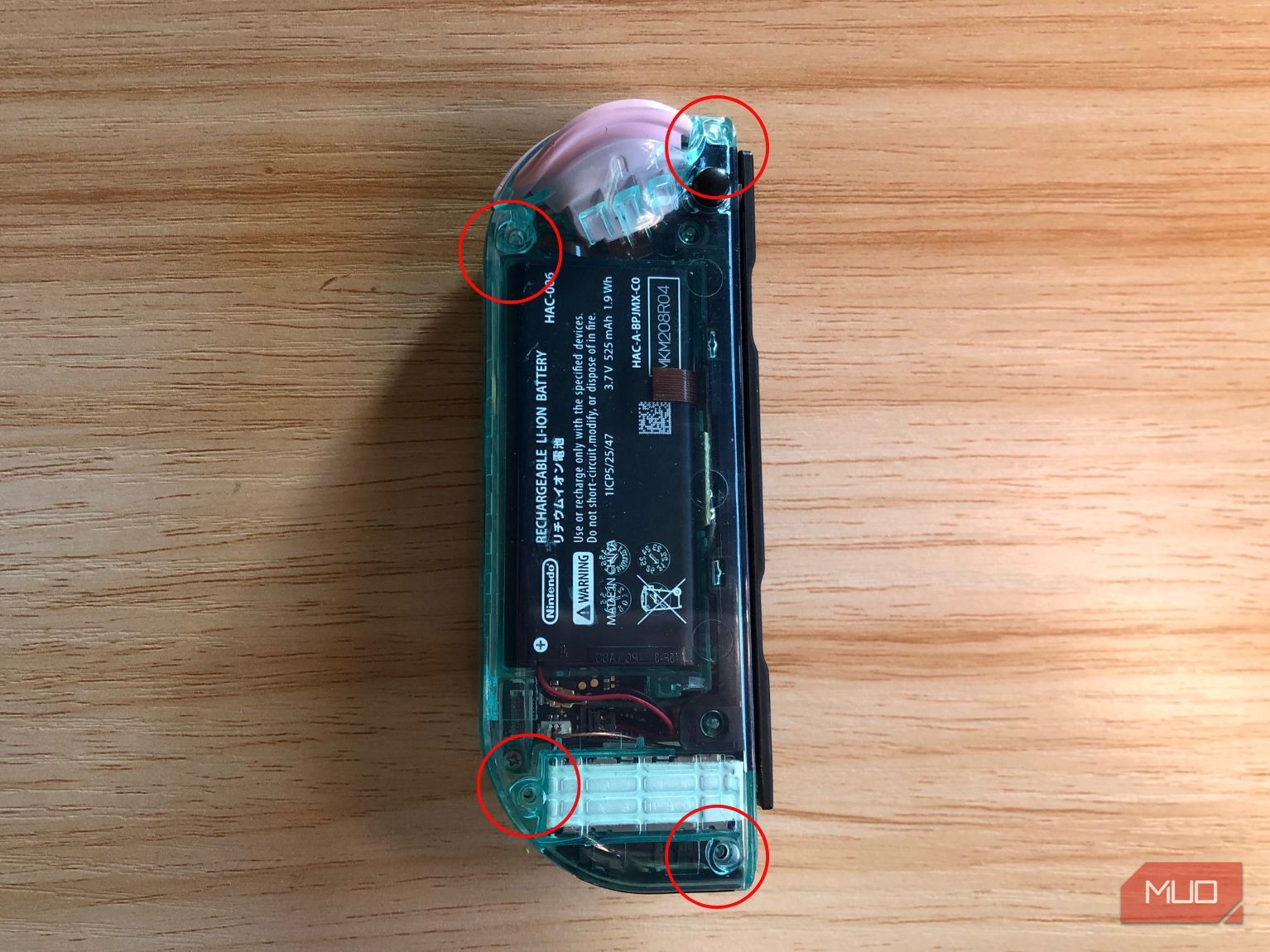 Четыре винта на задней части контроллера Joy-Con