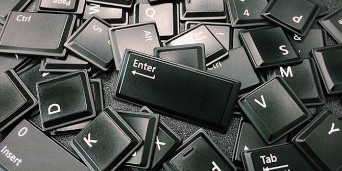 Вытирание пролитой жидкости с клавиатуры ноутбука