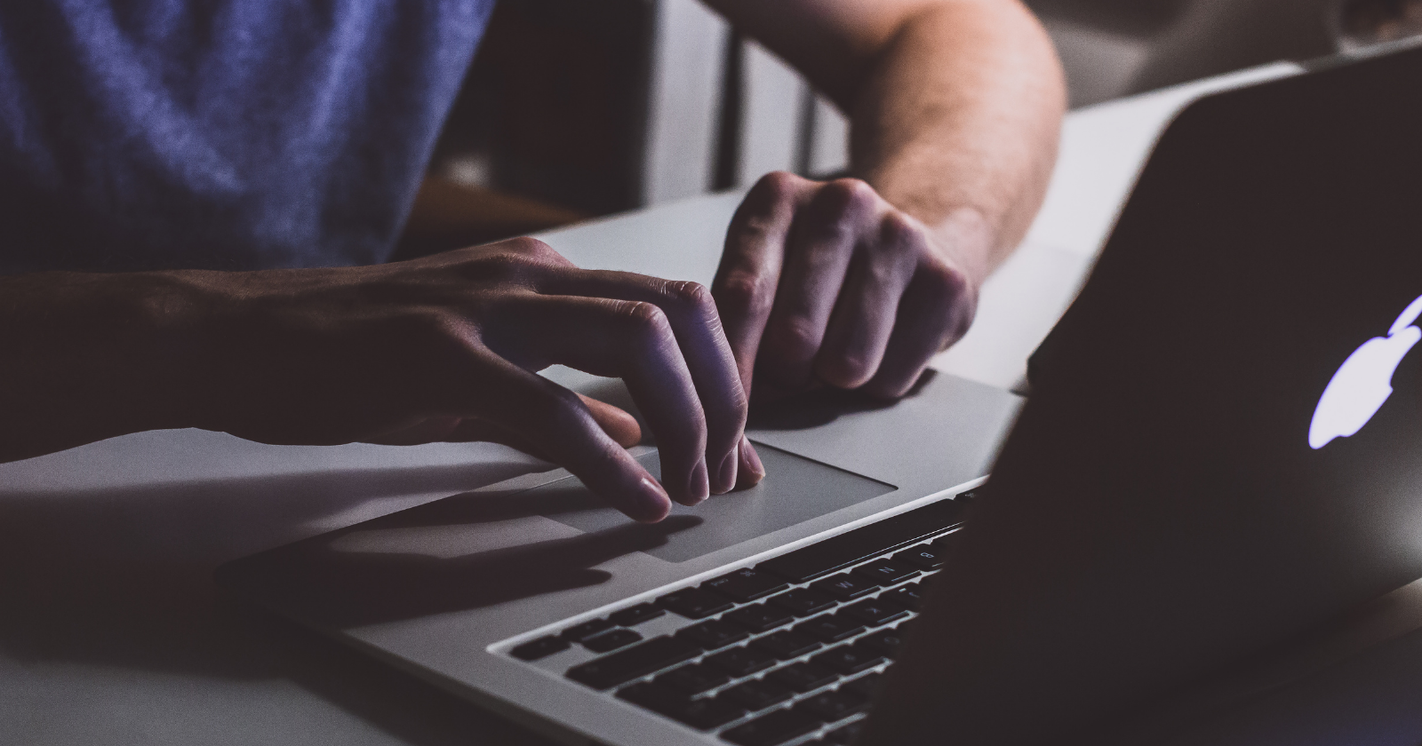 Человек использующий MacBook