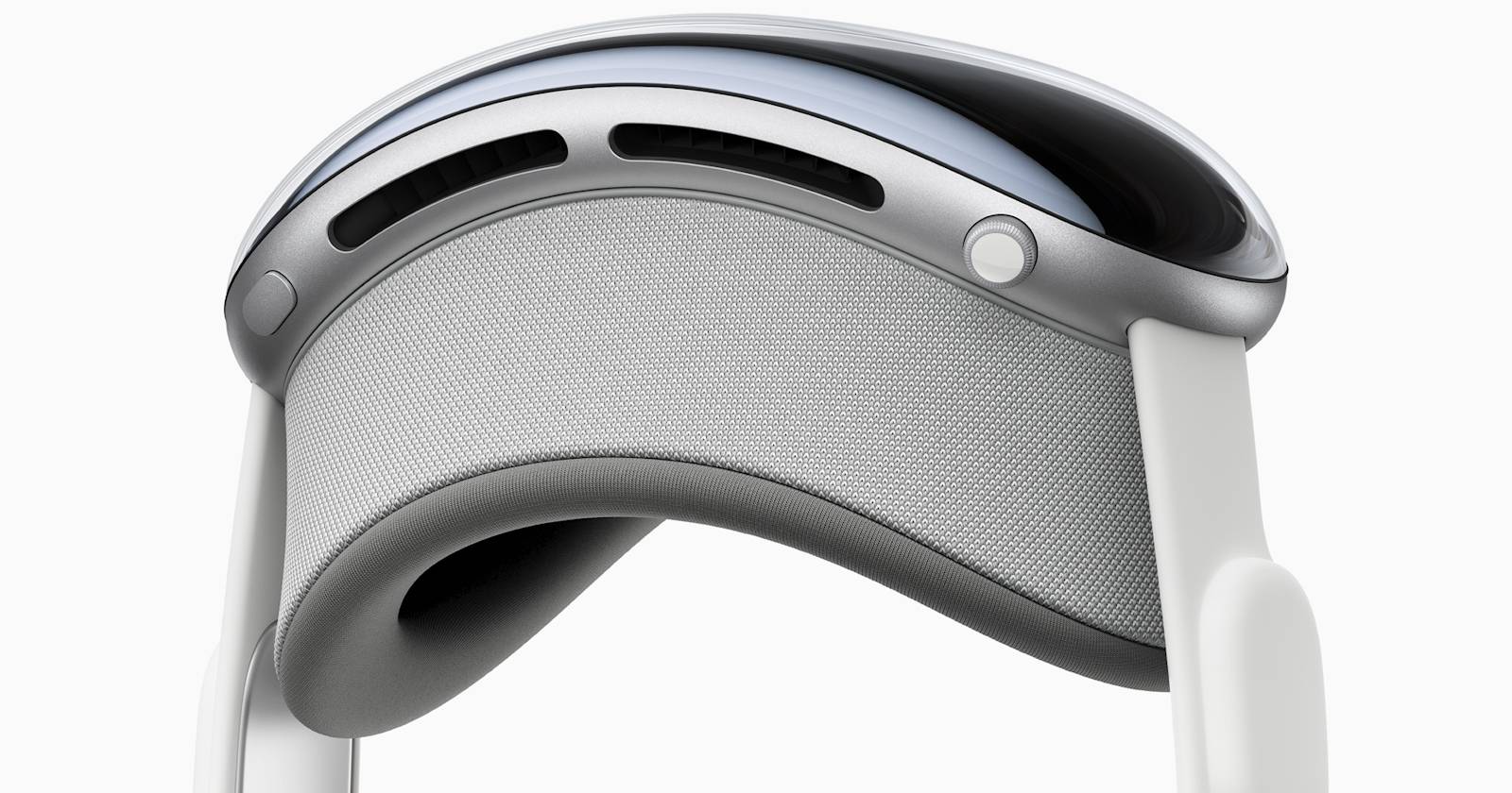 Вид сверху на AR/VR шлем Apple Vision Pro на белом фоне