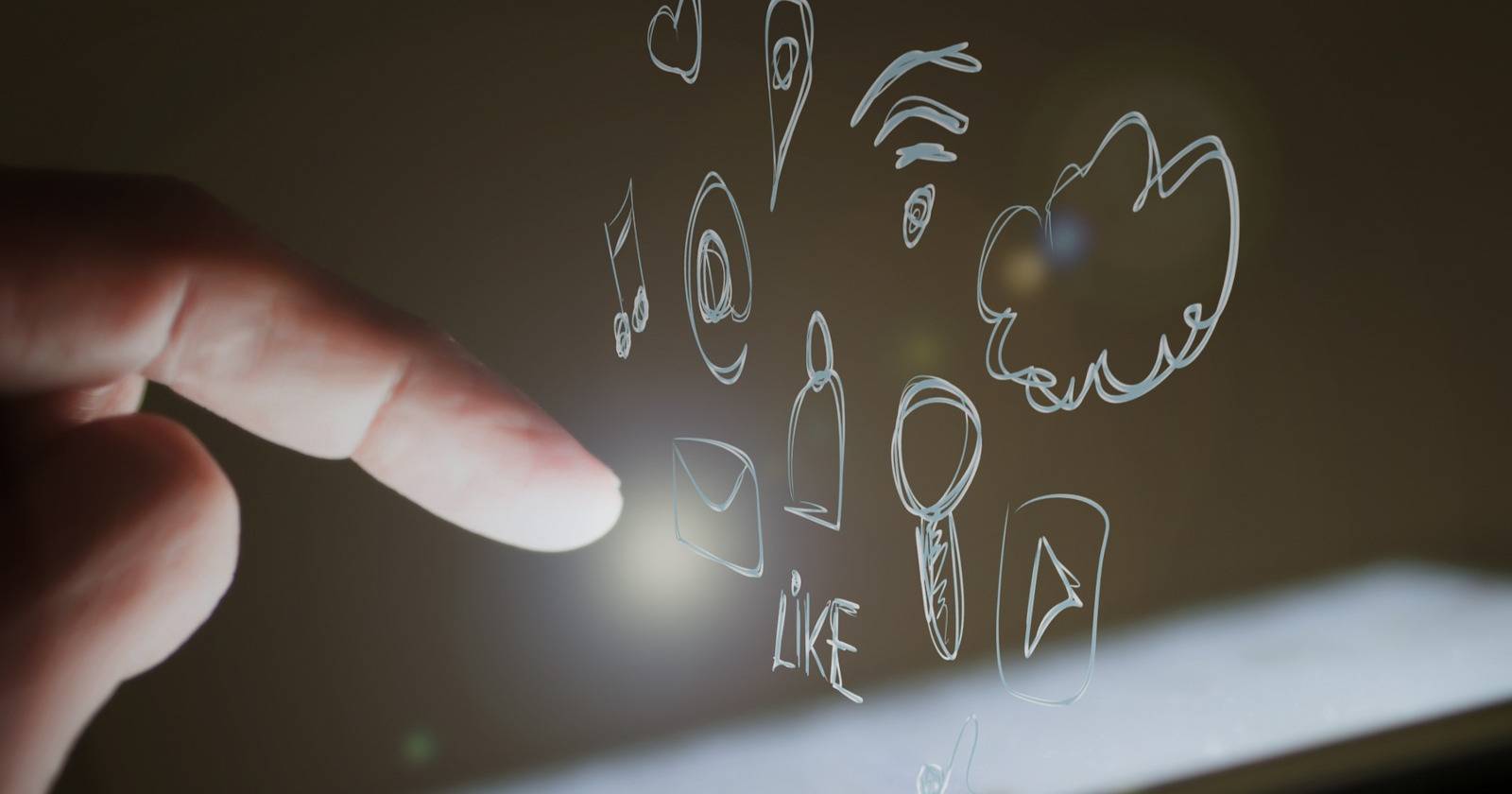 Палец прикасается к экрану смартфона