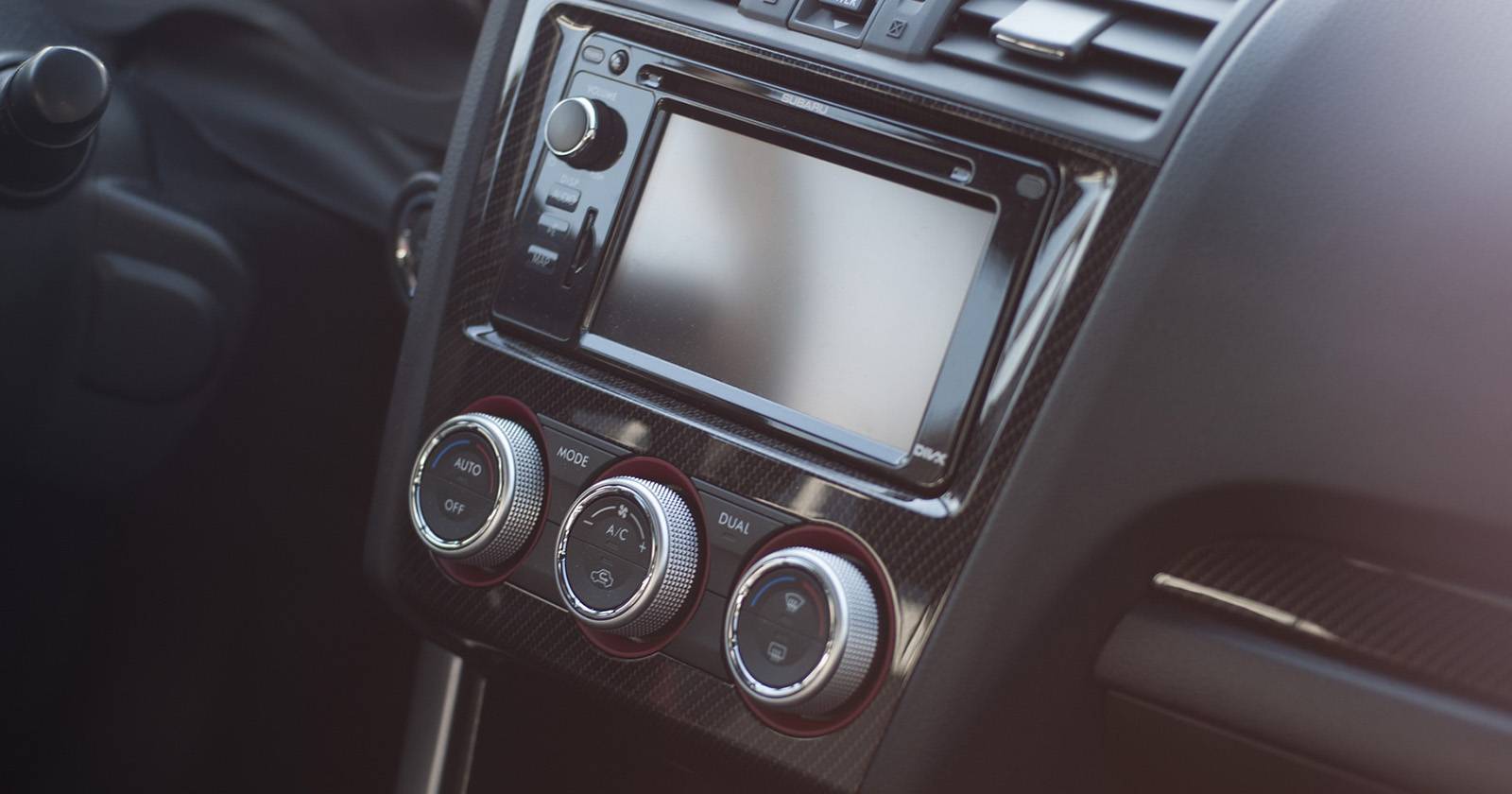 Панель приборов с мультимедийной системой и органами управления климатом