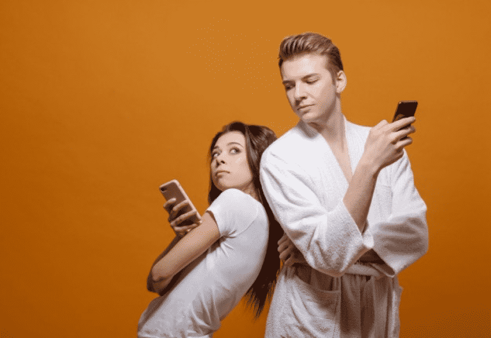 Иллюстрация: телефон и риск неверности