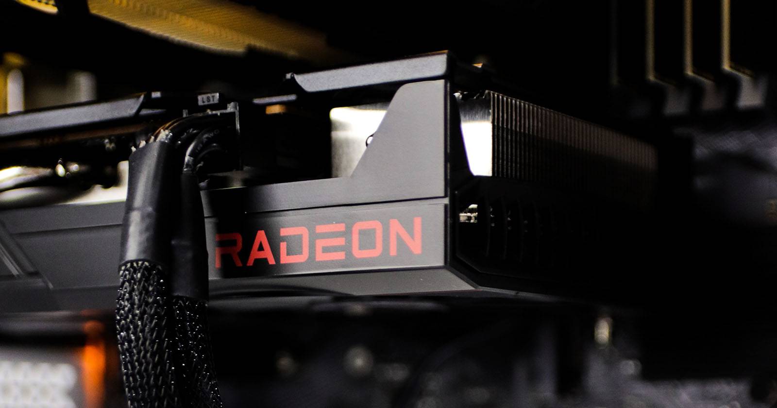 Крупный план видеокарты AMD Radeon