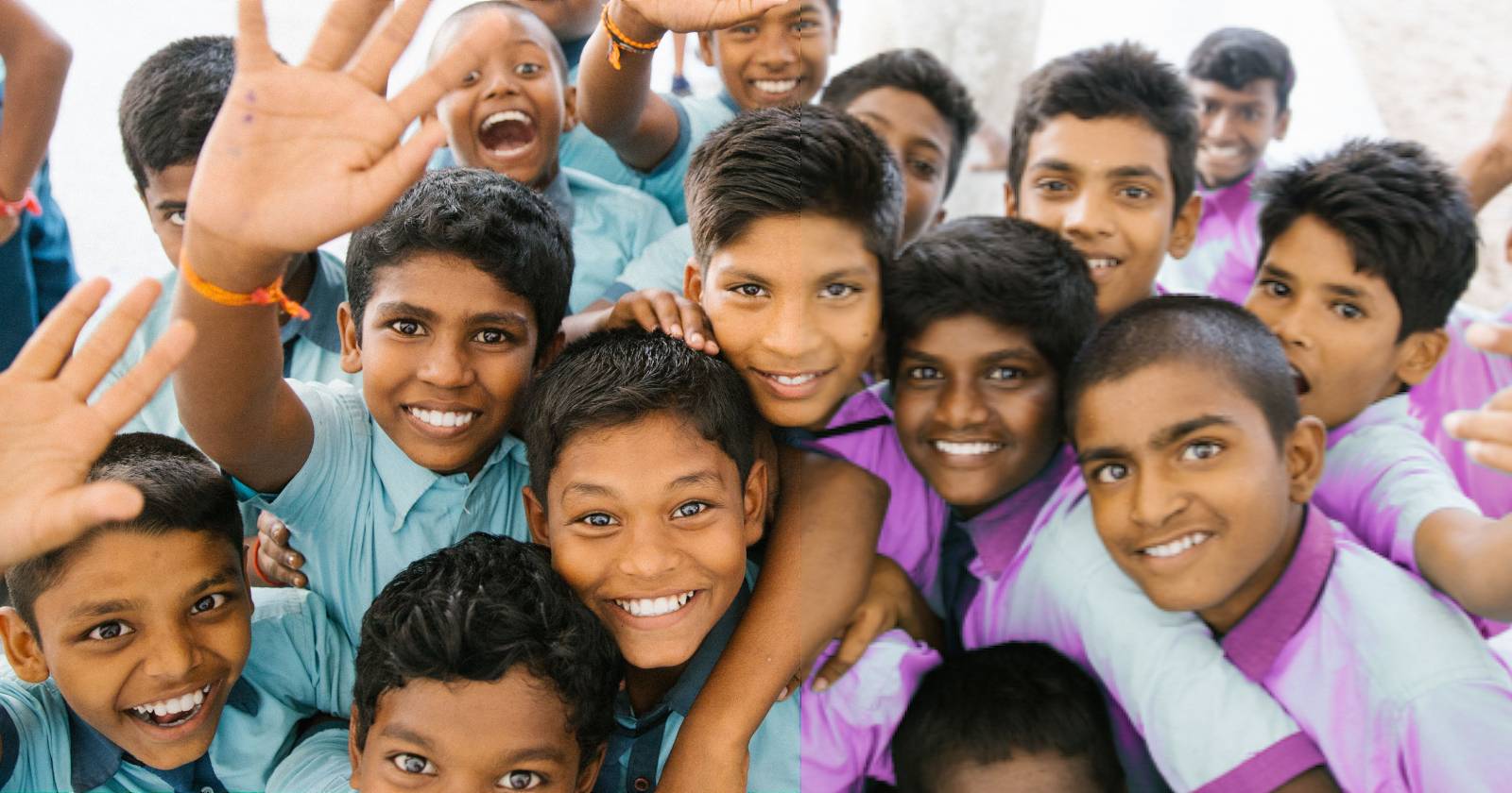 Группа школьников в синих рубашках; часть рубашек на фото розового оттенка.