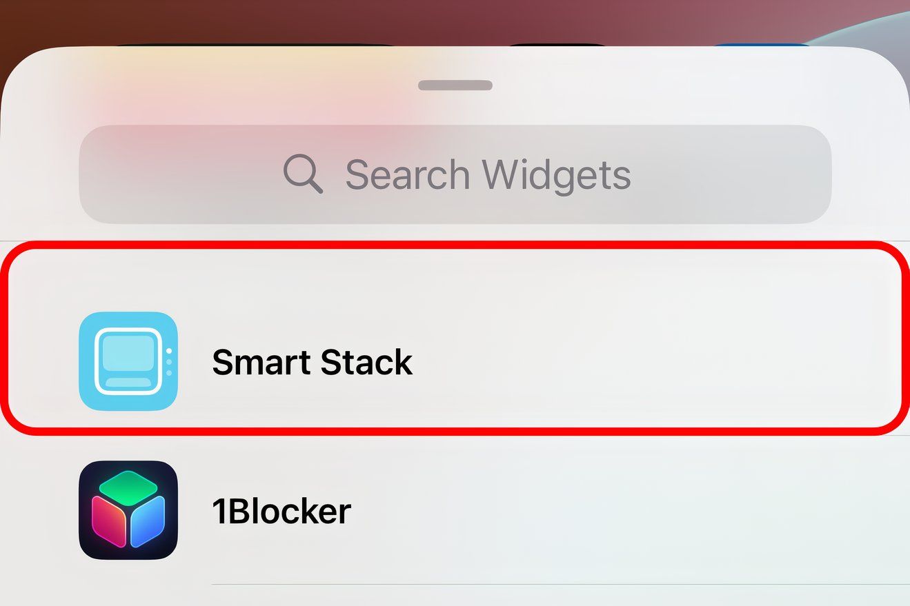 Крупный план встроенной галереи виджетов iPhone с выделенной опцией Smart Stack.