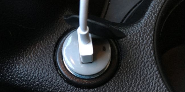 USB-зарядка в прикуривателе автомобиля — кабель подключён к смартфону