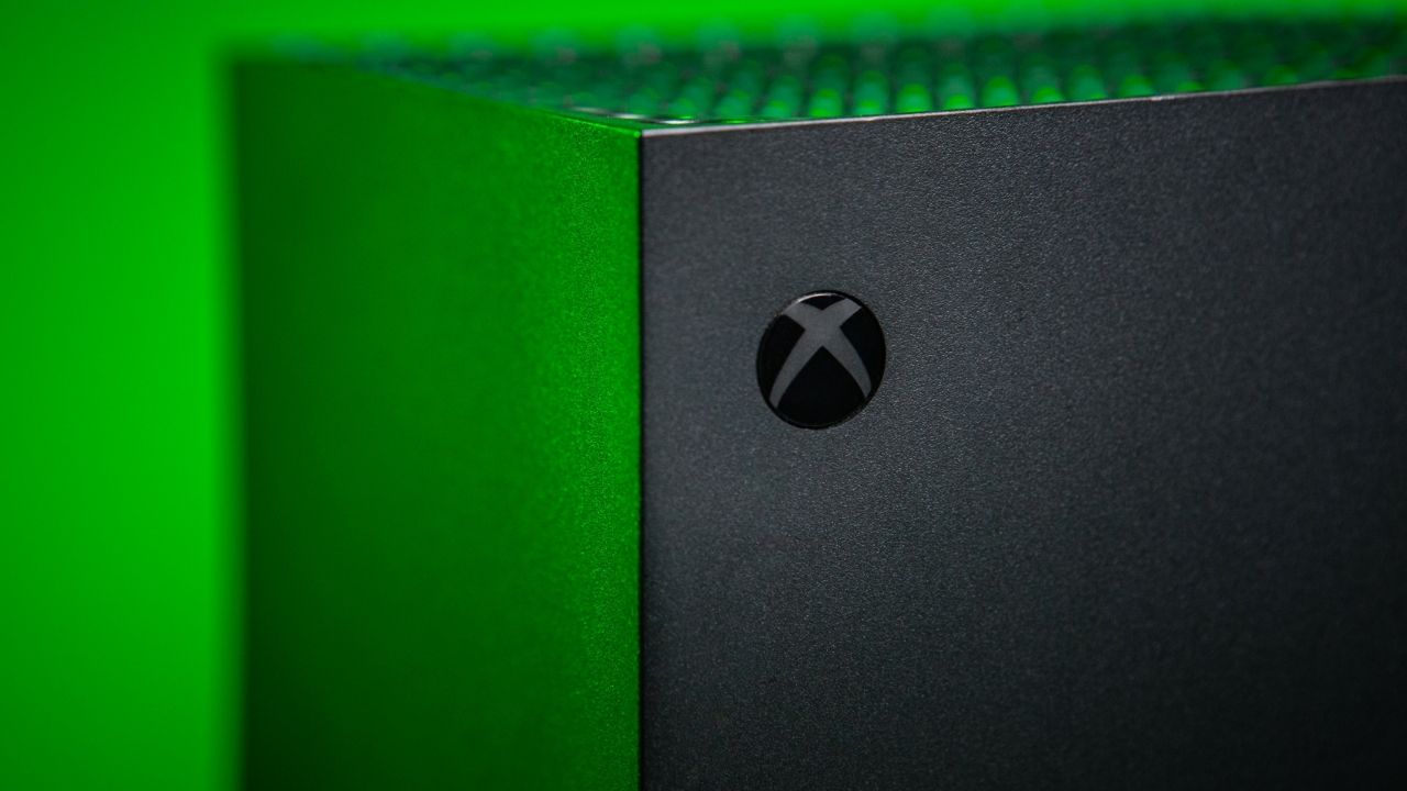 Фотография кнопки питания консоли Xbox Series X