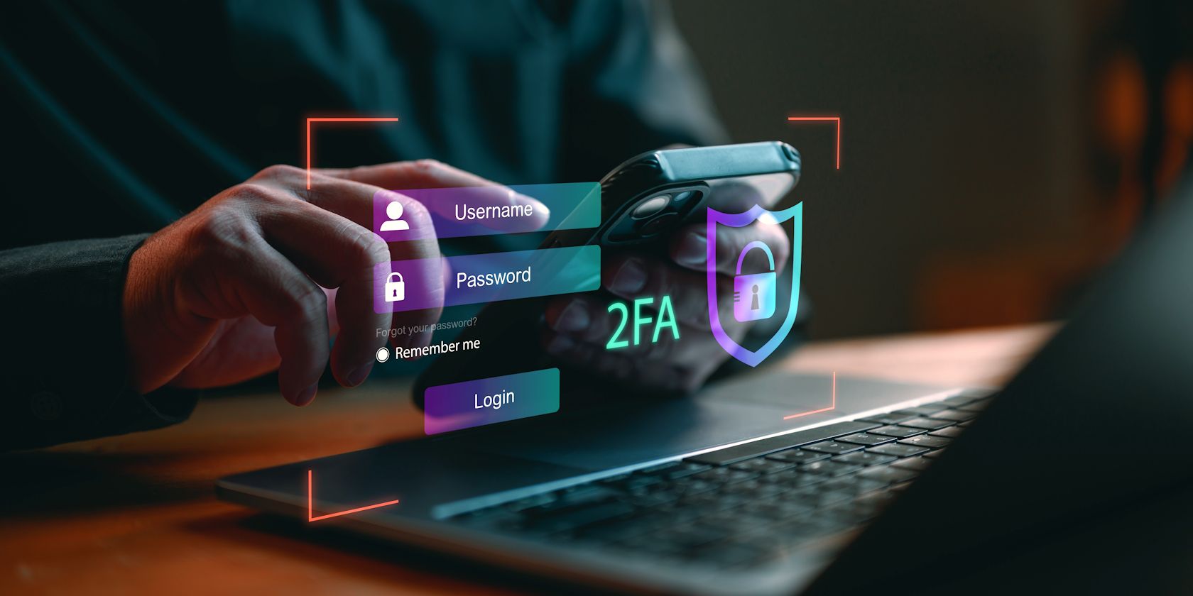 человек вводит код 2FA на ноутбуке и смартфоне