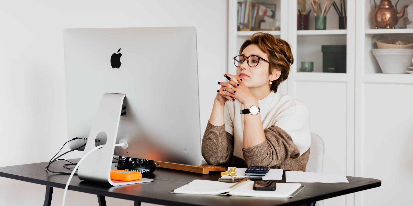 Женщина за компьютером в рабочей позе