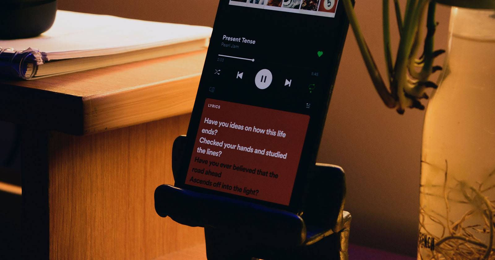 Как включить тексты песен в Spotify