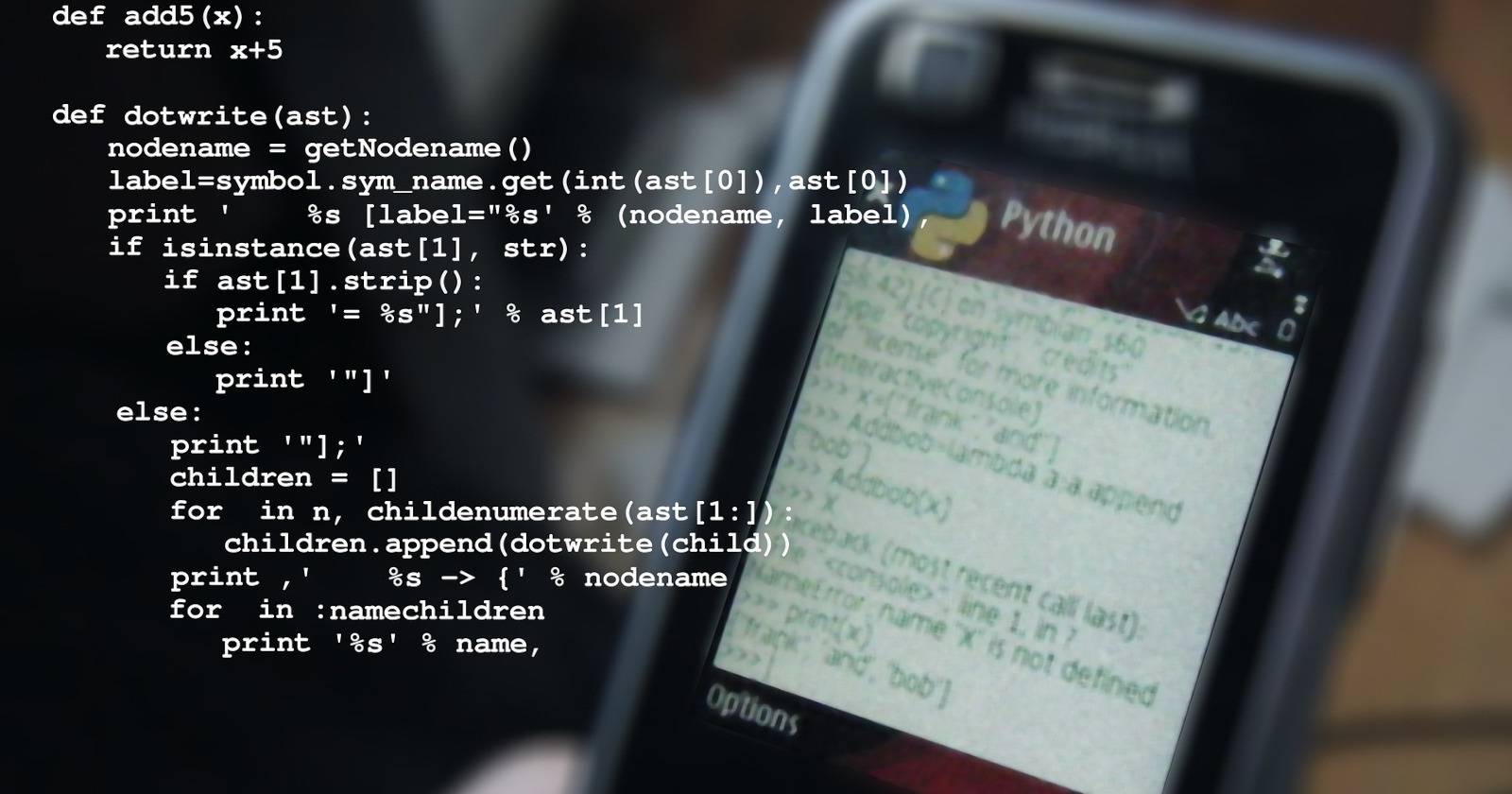 Код Python и рука, держащая мобильный телефон