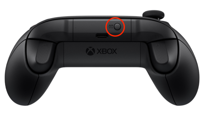 Кнопка сопряжения на контроллере Xbox Series.