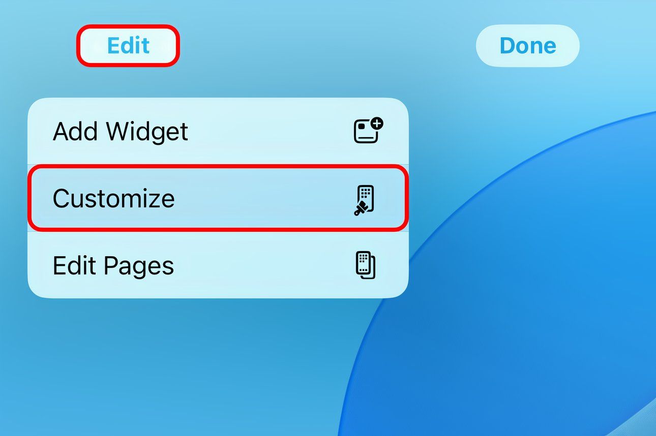 Домашний экран iPhone в режиме редактирования с выделенной опцией «Настроить».