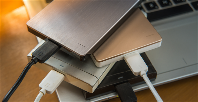 Внешний жёсткий диск на фоне упаковки