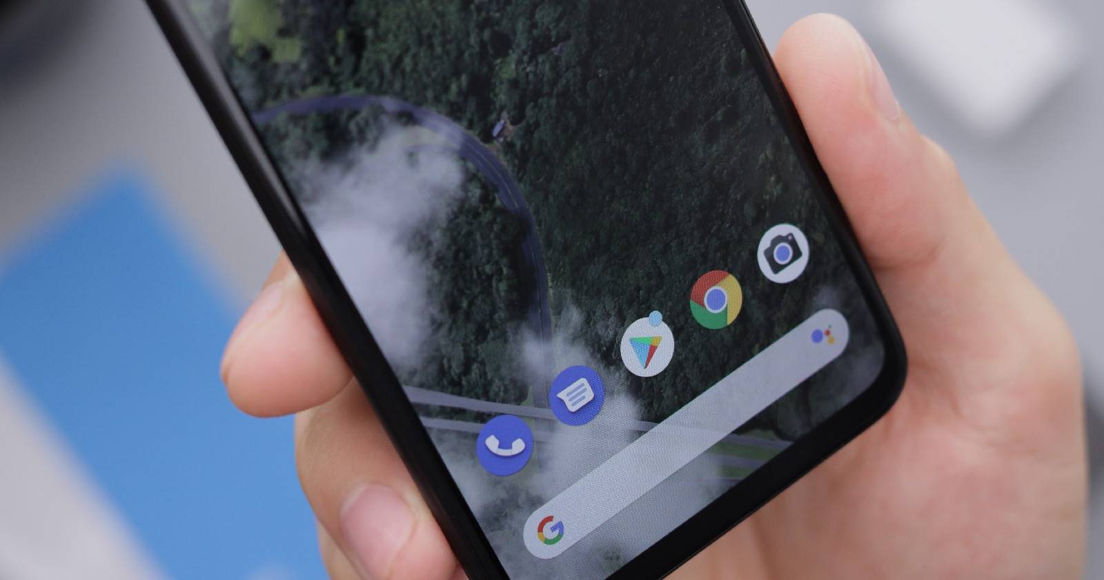 Внизу экрана док и строка поиска на телефоне Google Pixel.