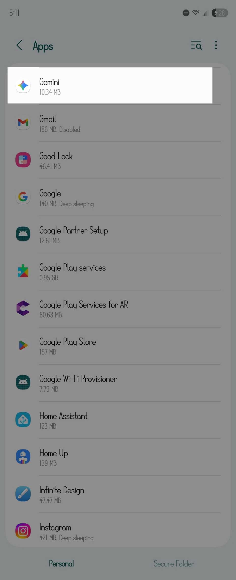 Приложение Gemini выделено в списке приложений на телефоне Samsung Galaxy.
